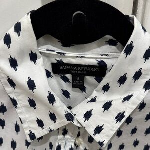 Banana Republic Men's White and Navy Patterned Shirt